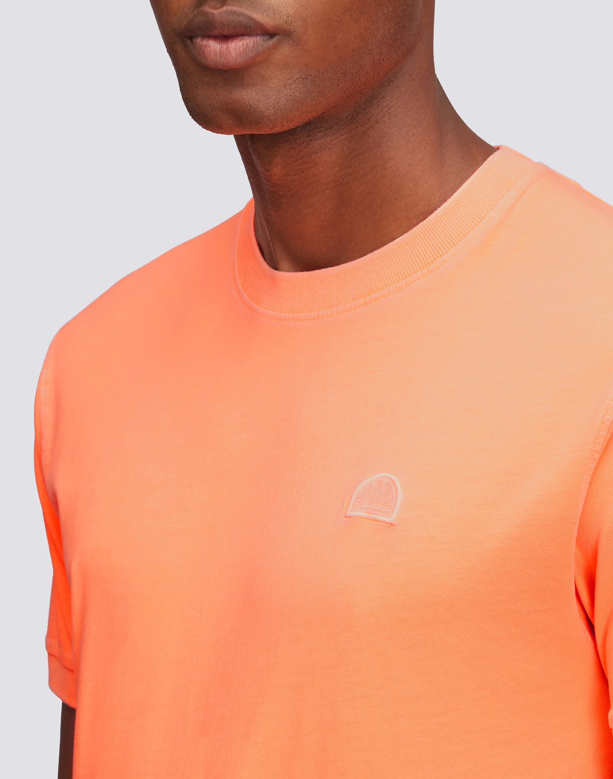 T-SHIRT NEW DEY GIROCOLLO TINTO CAPO CON LOGO - Image 3