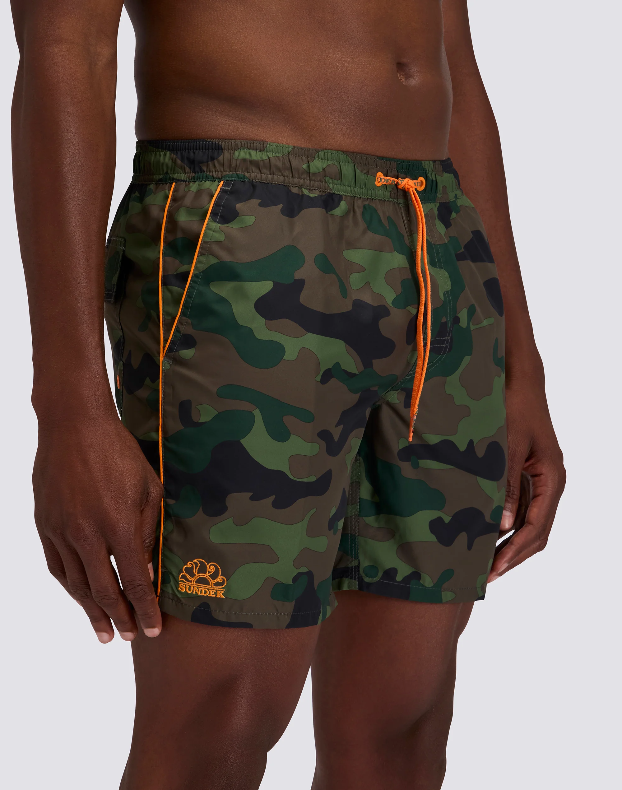 COSTUME DA BAGNO UOMO LUNGHEZZA MEDIA VITA ELASTICATA STAMPA CAMOU IN POLIESTERE RICICLATO REPREVE® - Image 3