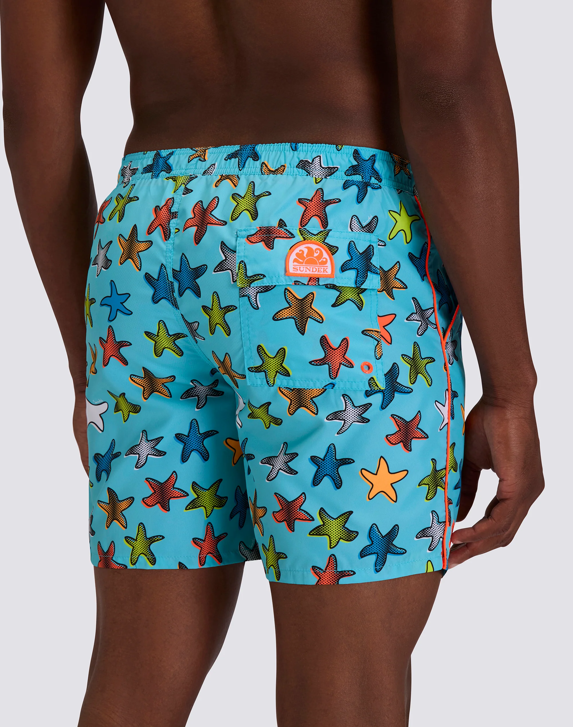 COSTUME DA BAGNO UOMO LUNGHEZZA MEDIA VITA ELASTICATA STAMPA HAPPY STAR IN POLIESTERE RICICLATO REPREVE® - Image 3
