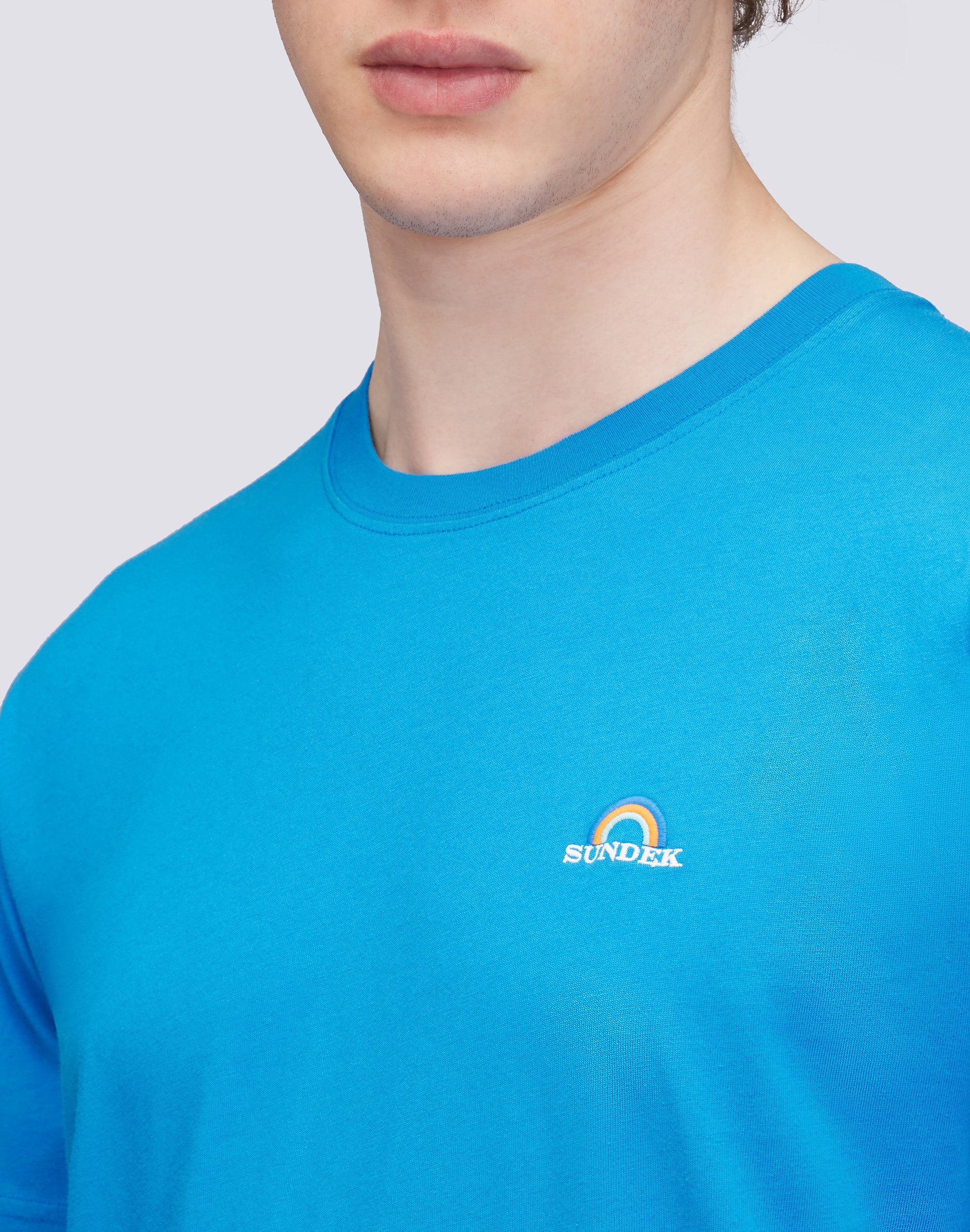 T-SHIRT CON RICAMO ARCOBALENO